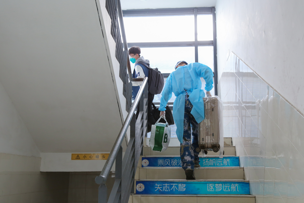 志愿者幫助新生搬運行李