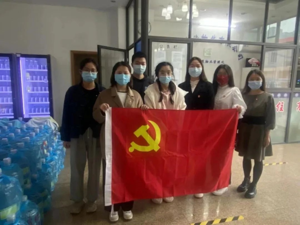 吳勇杰與抗疫黨員志愿者合影