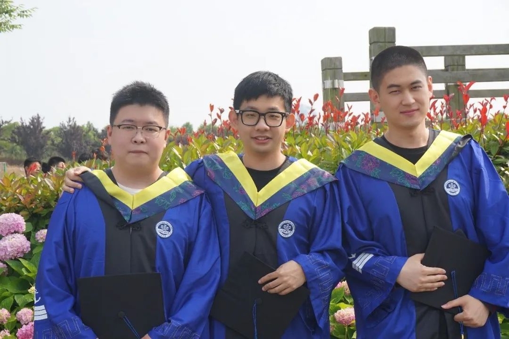  石嘉（中）與同學畢業合影