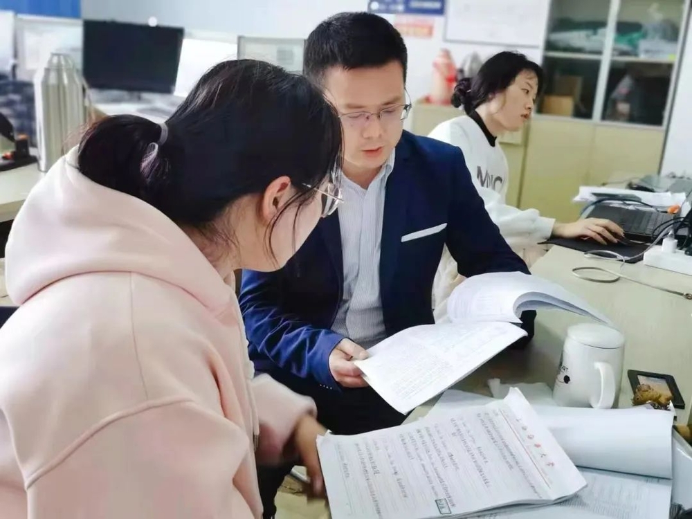翁金賢老師為學(xué)生指導(dǎo)論文
