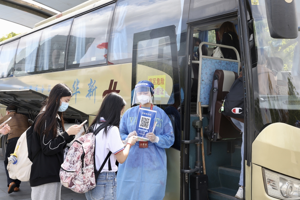 新生搭乘接駁車