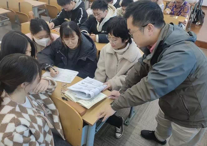 章強老師與同學課間討論