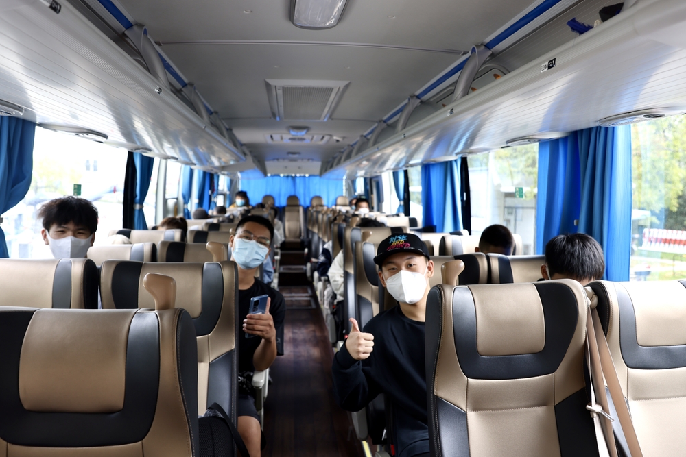 新生在短駁車上滿懷期待
