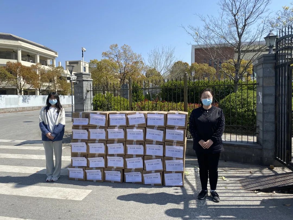 上海市女大學生職業飛翔“海鷗計劃”捐贈首批物資