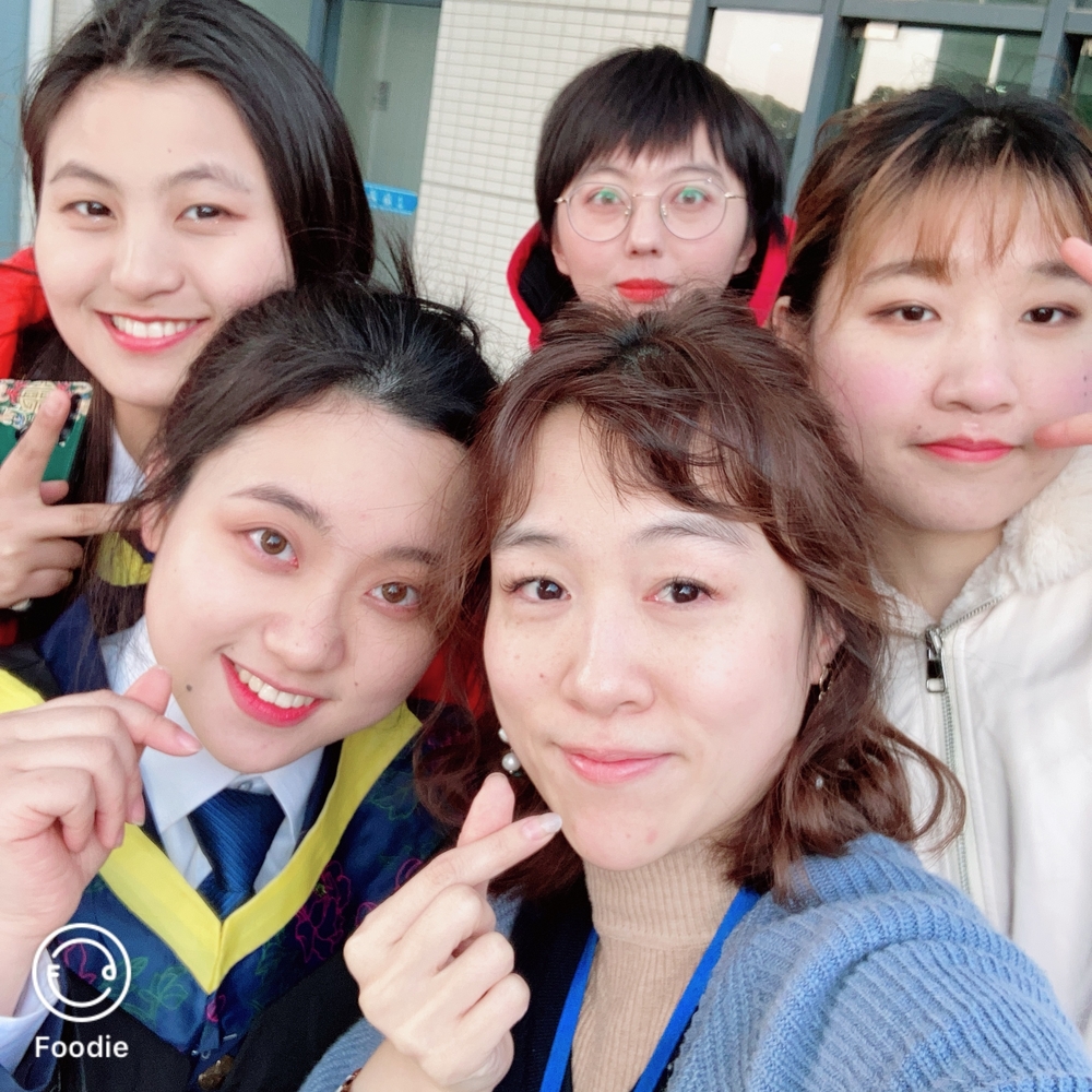 侯彥琳老師與畢業生合照
