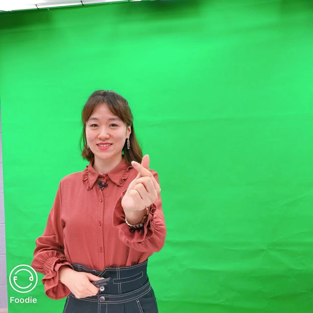 拍攝網課視頻的工作照