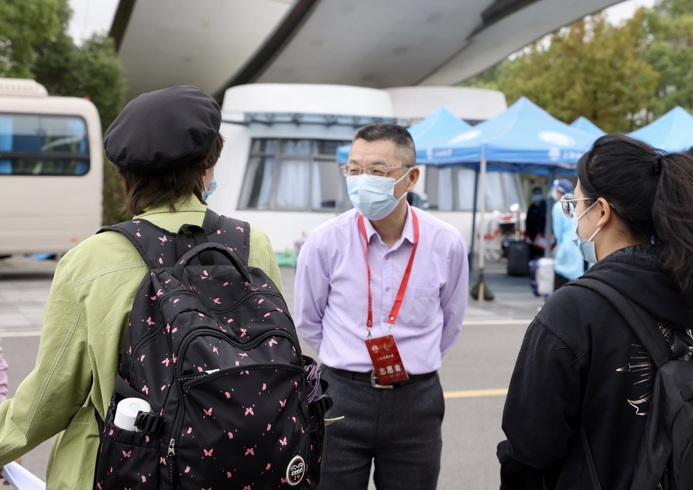 陸靖校長在一號門親切慰問新生