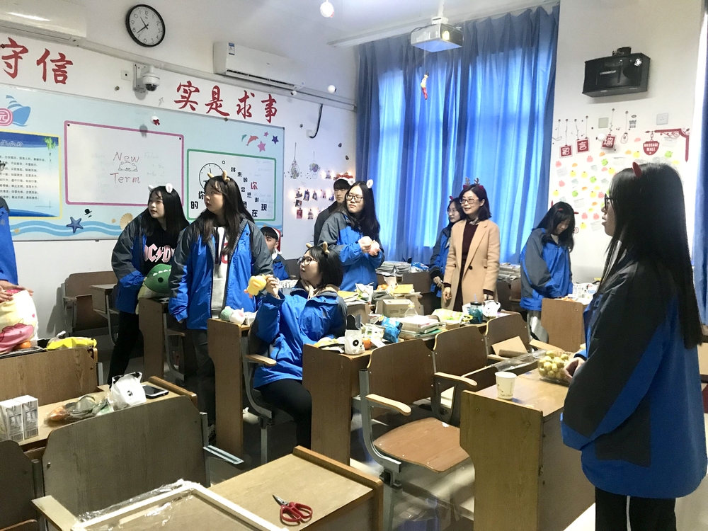 姚培紅老師與學(xué)生一起開展主題班會(huì)活動(dòng)