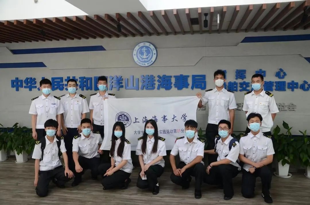 李志豪參加社會(huì)實(shí)踐合影（前排左二）