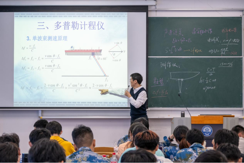 吳華鋒為本科生授課