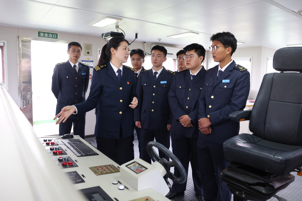 白響恩老師在“吳淞”輪教學船駕駛室內為學生現場授課