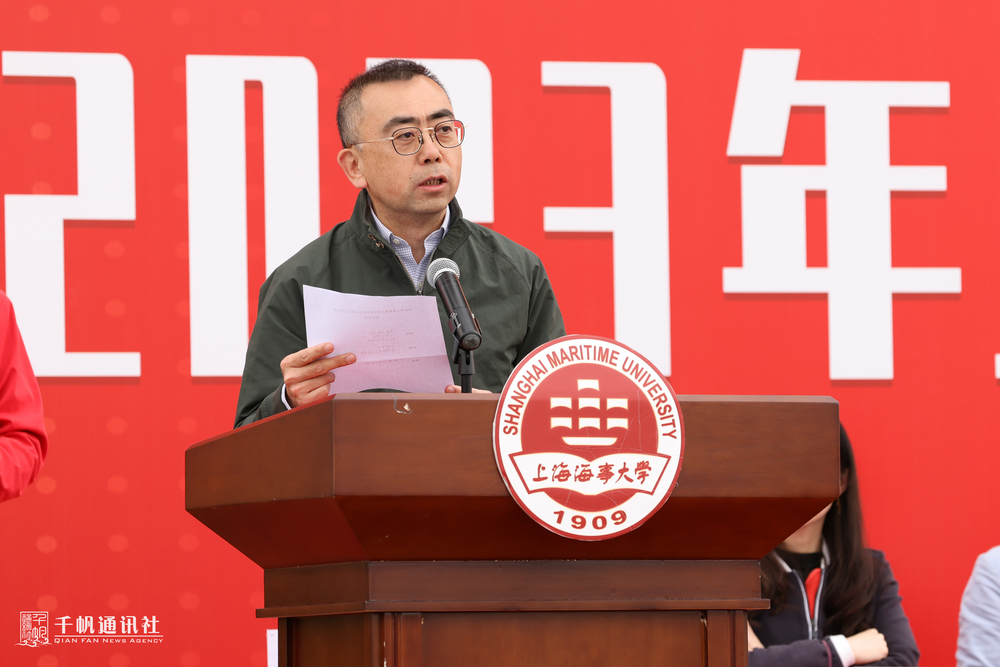 黨委副書記、紀委書記嚴大龍宣布入場式比賽獲獎名單