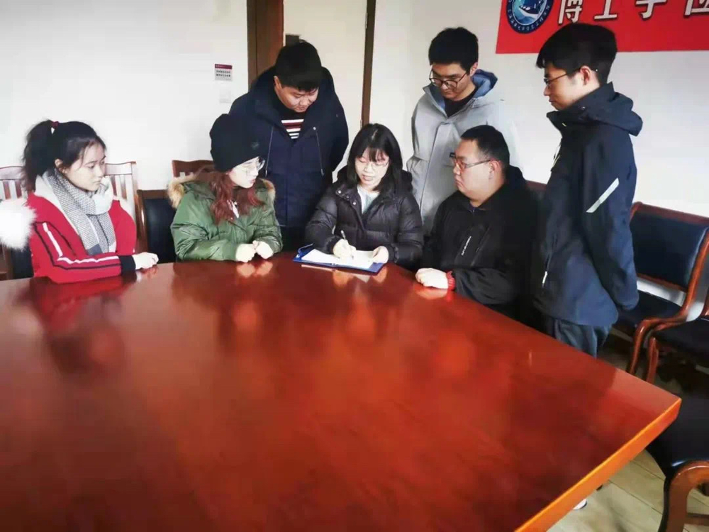 焦佳佳老師與同學們討論本科畢業設計