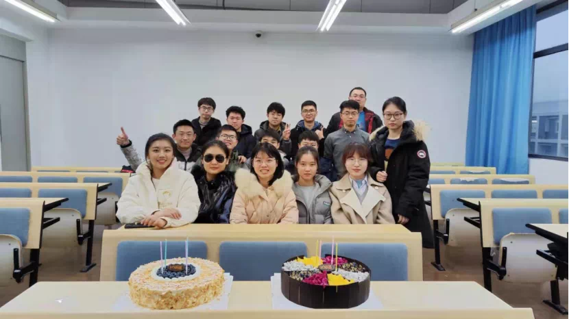 焦佳佳老師和計算機181同學合影