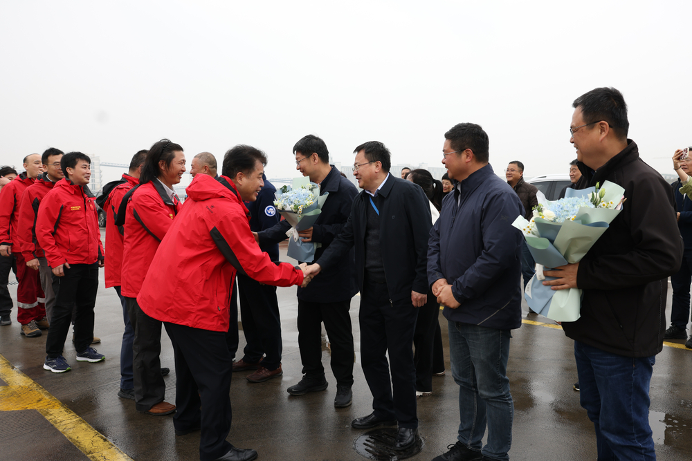副校長栗建華一行前往基地碼頭迎接海大教師凱旋