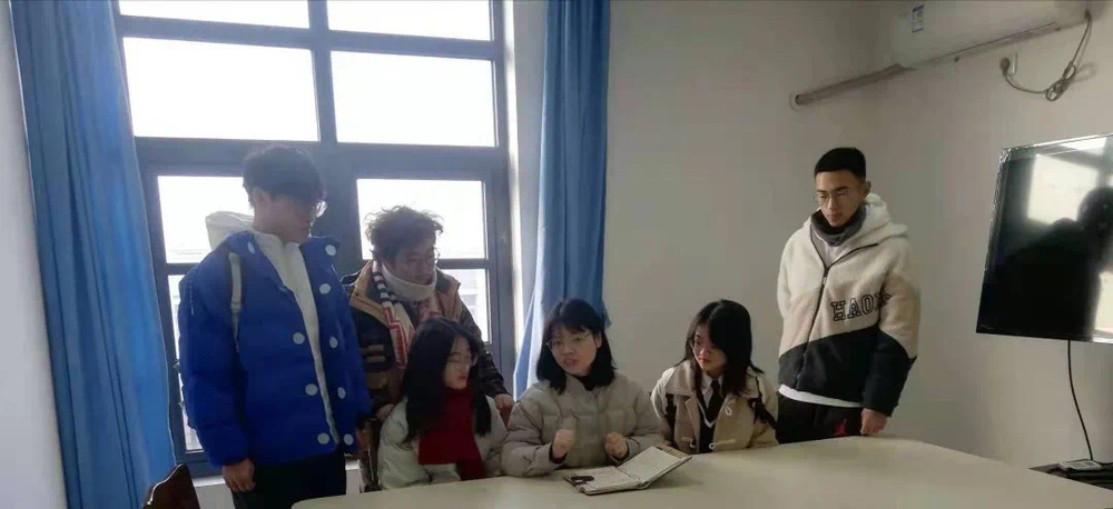 焦佳佳老師和參與科創的同學交流