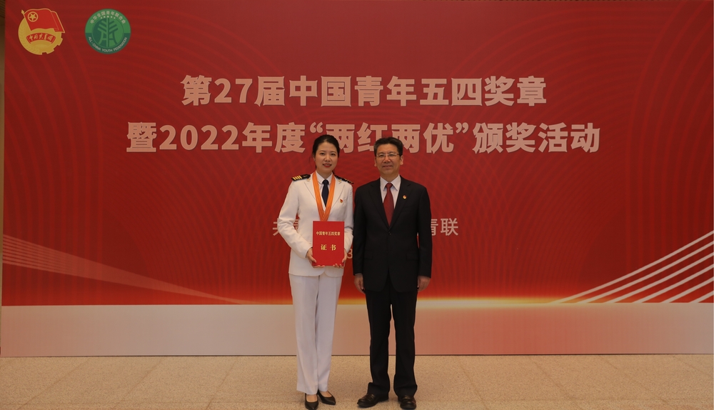 團中央書記處第一書記賀軍科為白響恩老師頒獎