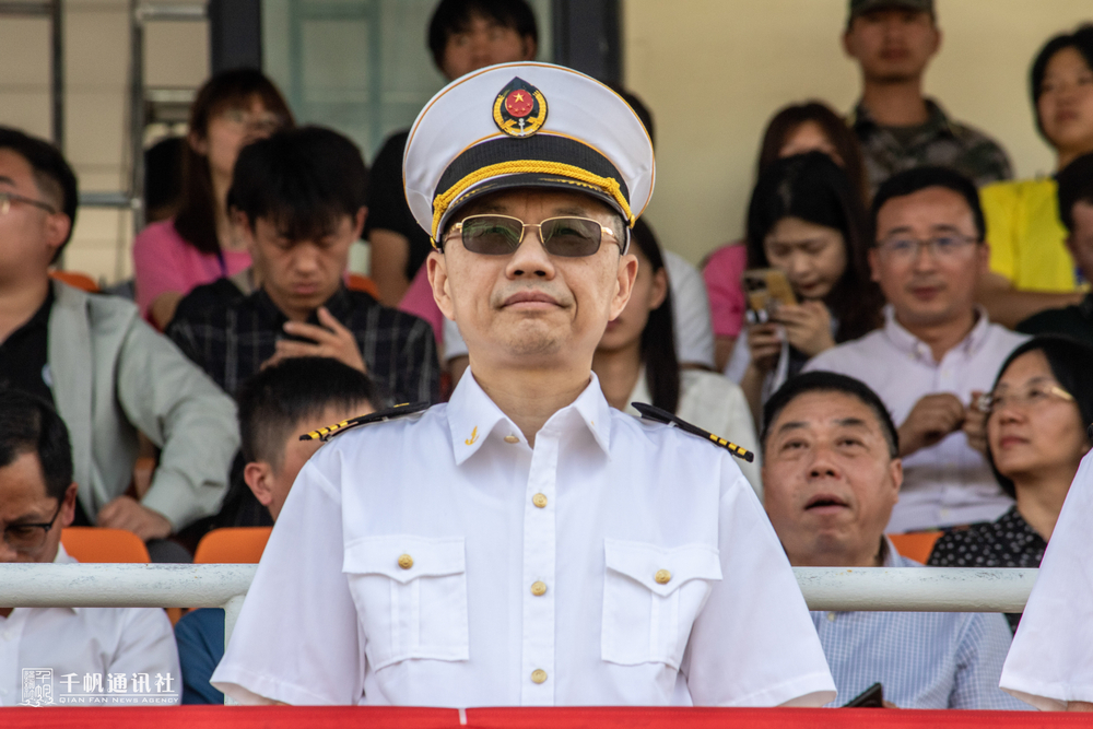 校長陸靖宣布分列式開始
