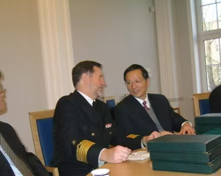 2004年，時任上海海事大學校長於世成與波蘭格丁尼亞海事大學校長里索夫斯基親切會談