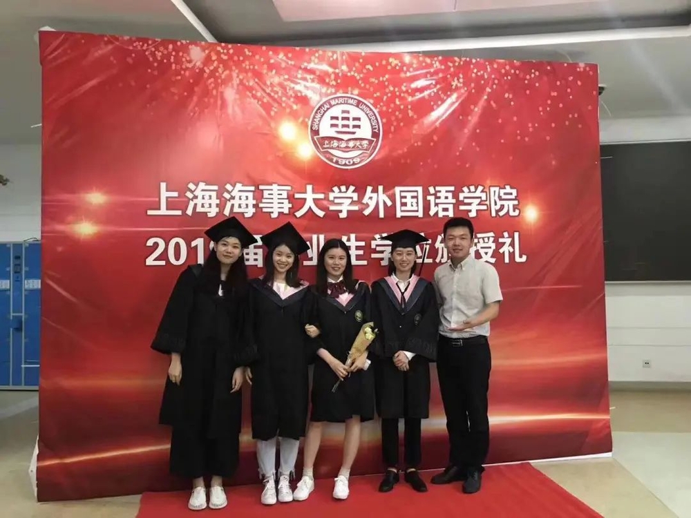 孫志寬老師和本科畢業生合照