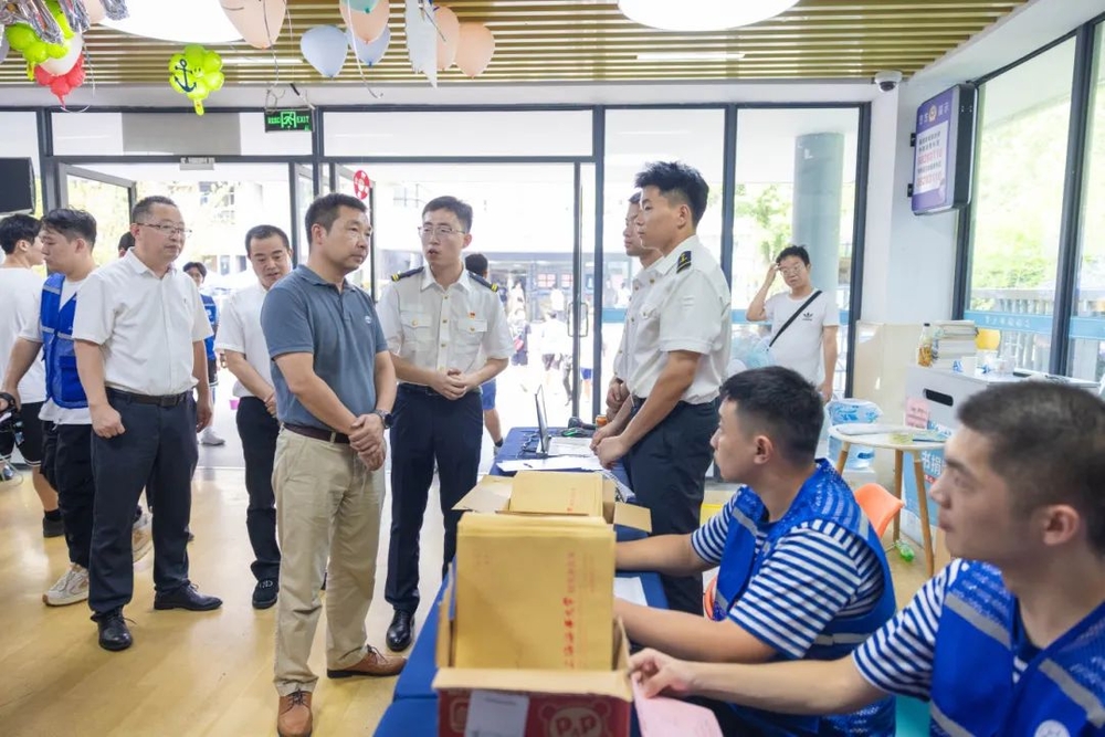 校黨委副書記、副校長李志鵬慰問迎新工作人員