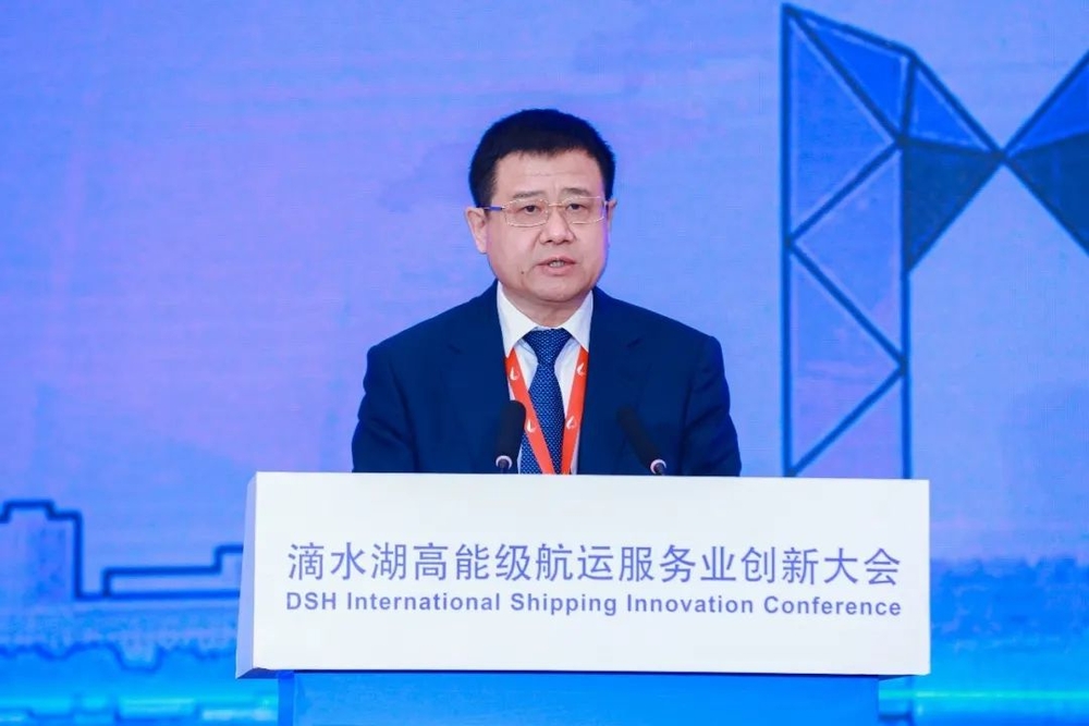校黨委書記宋寶儒主持大會(huì)主論壇