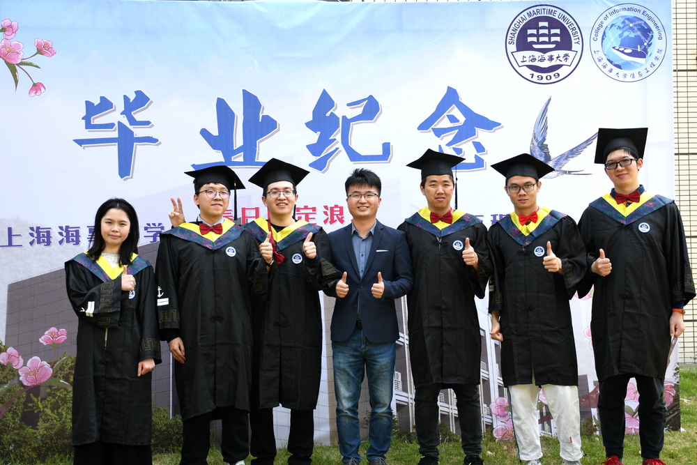 李萬秀老師與畢業(yè)生合影