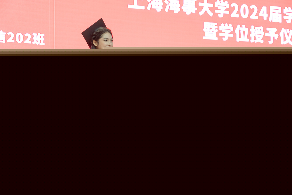 畢業生代表、校長獎學金獲得者、信息工程學院通信專業202班學生何澄發言