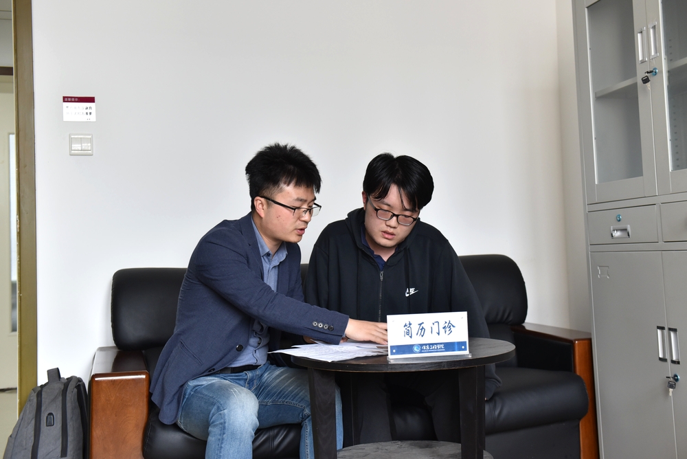 李萬秀老師在“簡歷門診”指導(dǎo)學(xué)生修改簡歷