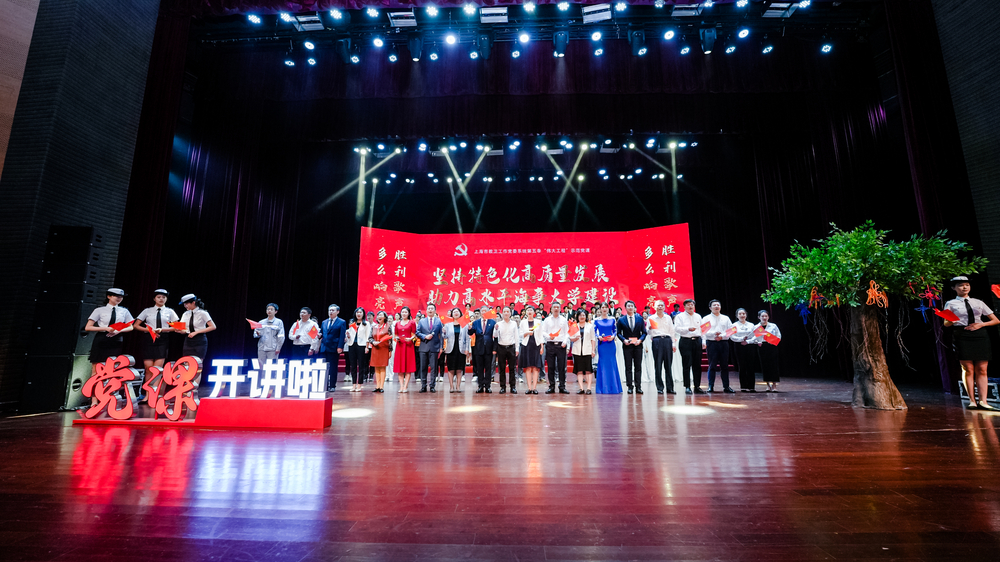 全場師生一同高唱《歌唱祖國》