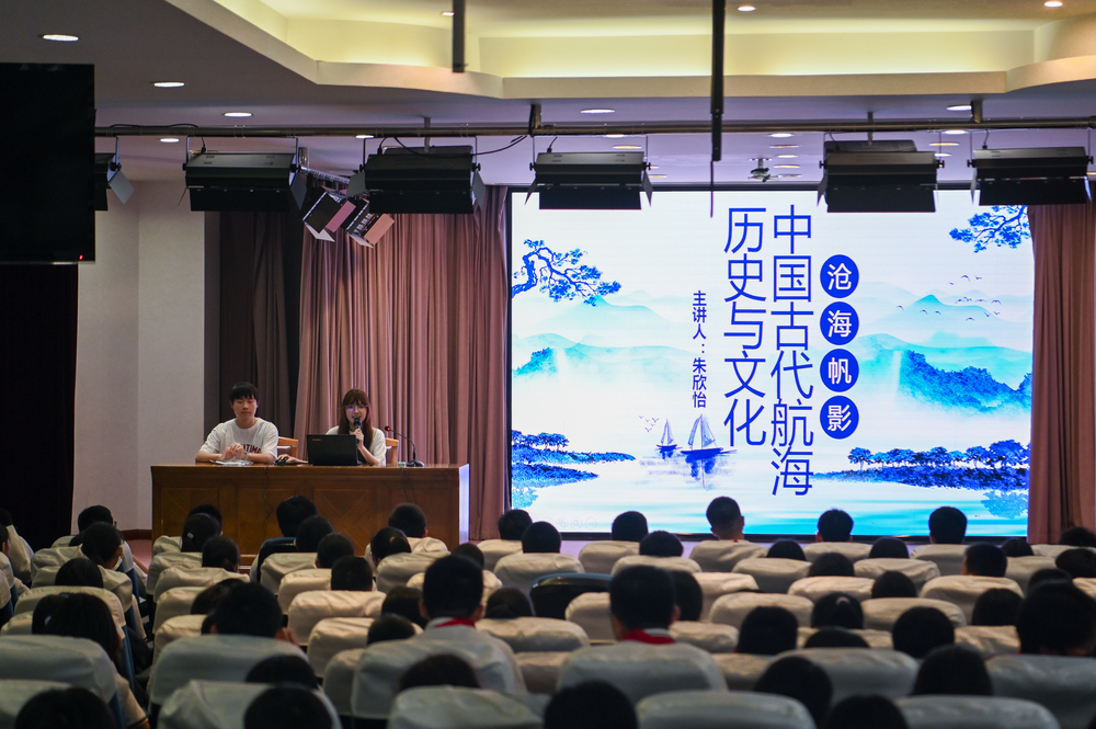 實踐隊員為上海甘泉外國語中學的初中生講解航運文化
