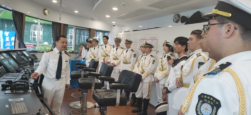 學(xué)校儀仗隊、鼓樂隊和海巖實踐隊參觀“申城之光”輪