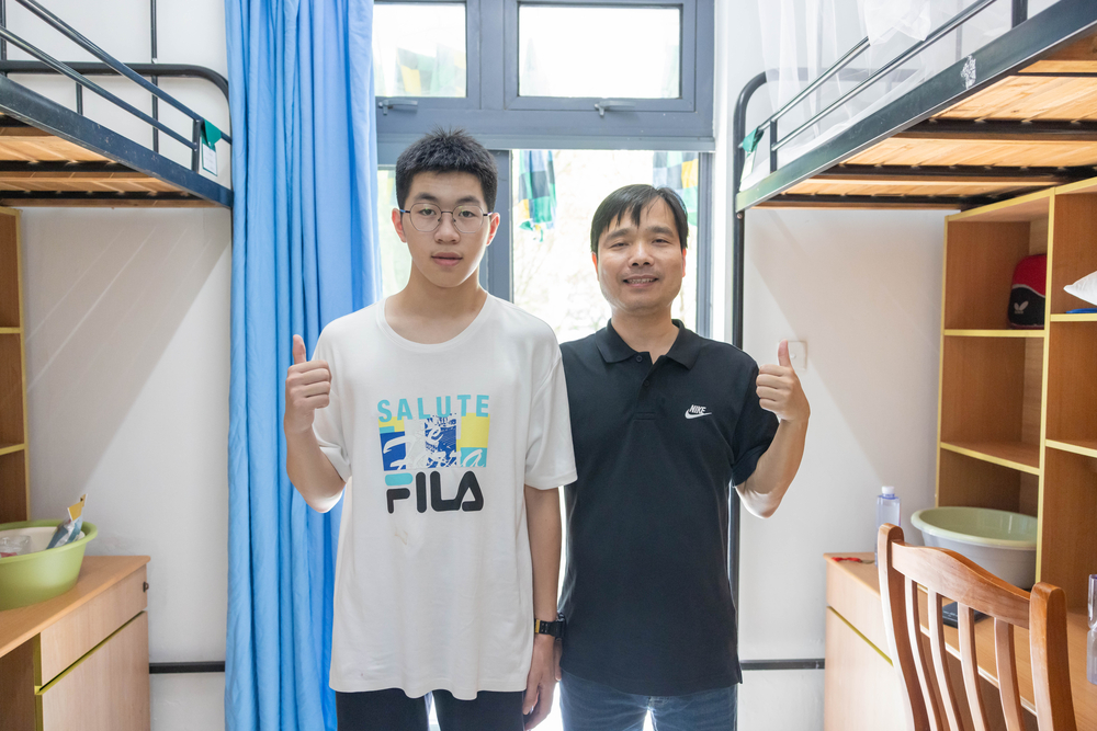 新生葉凱鑫同學與舅舅在宿舍合影