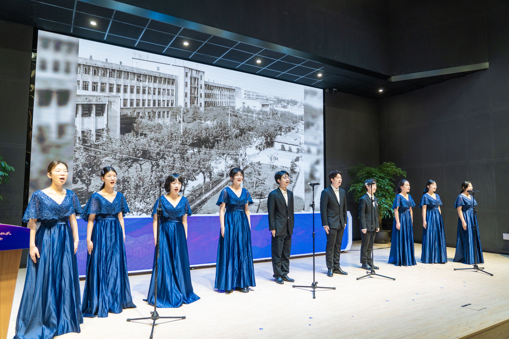 校合唱團演唱校歌《破浪前行》