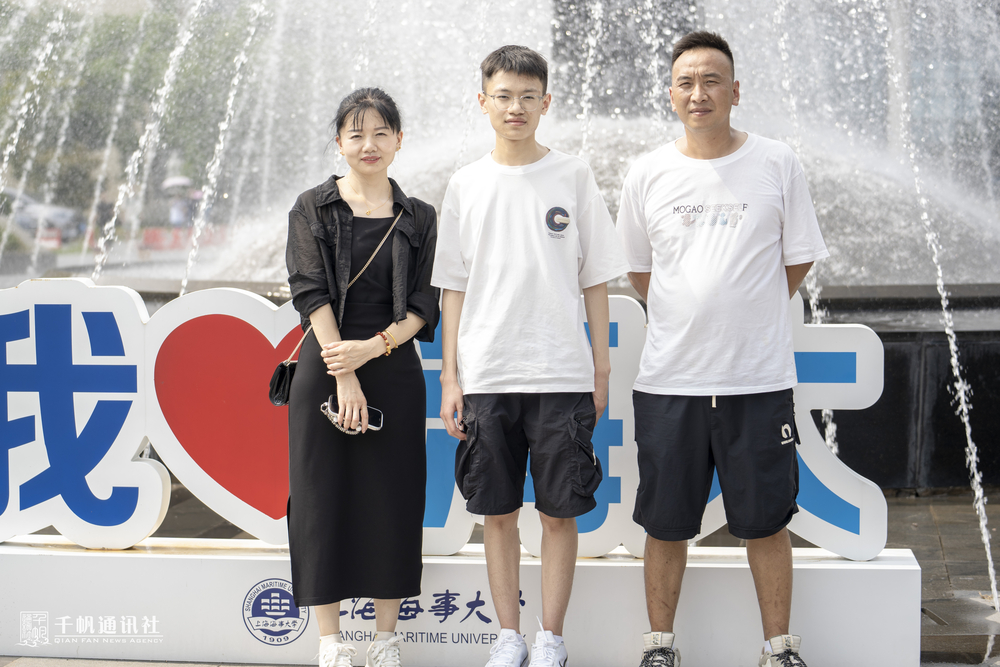 新生與家長在校園內合影
