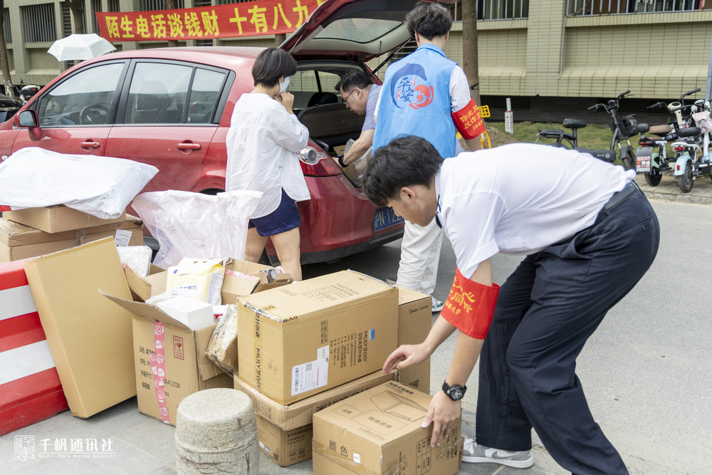 志愿者協助新生搬運行李