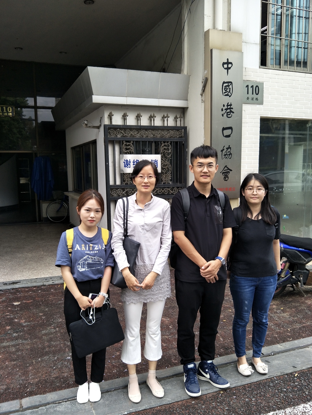 高潔老師帶領(lǐng)學(xué)生課題調(diào)研
