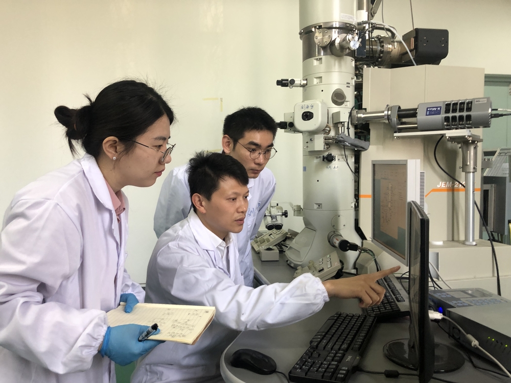 學生科創團隊與導師進行研討