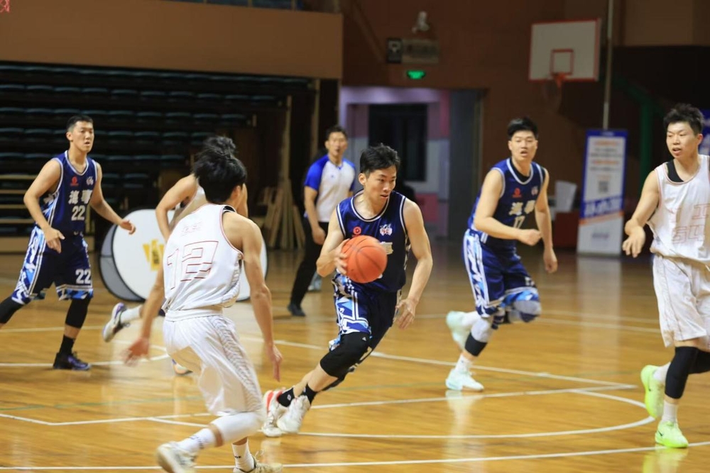 海大學子在籃球場上奮力拼搏
