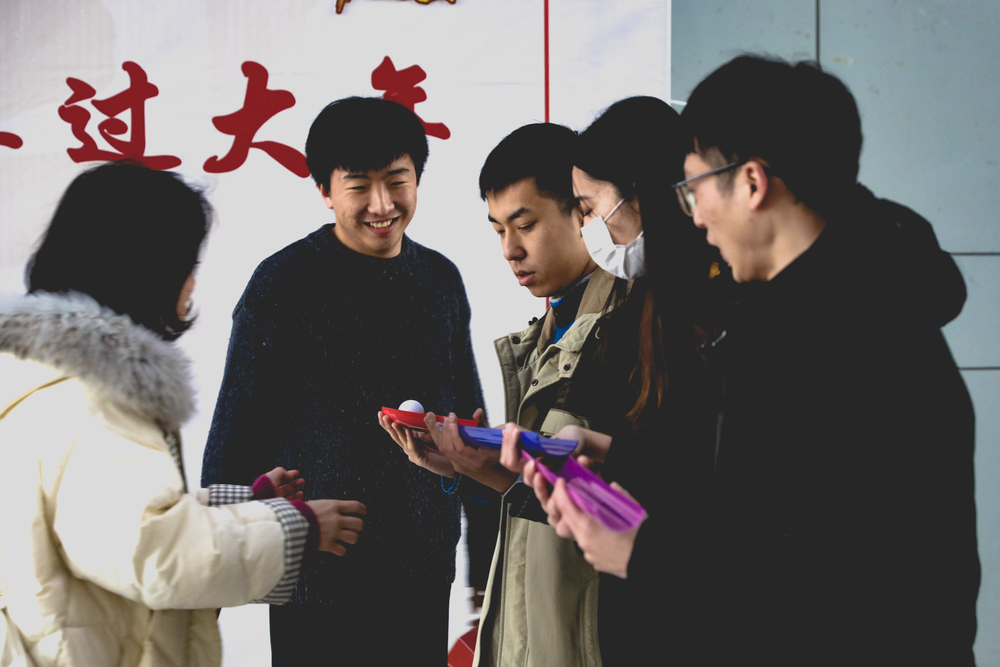 學生參與迎春游園會同心協力“幸運傳遞”項目