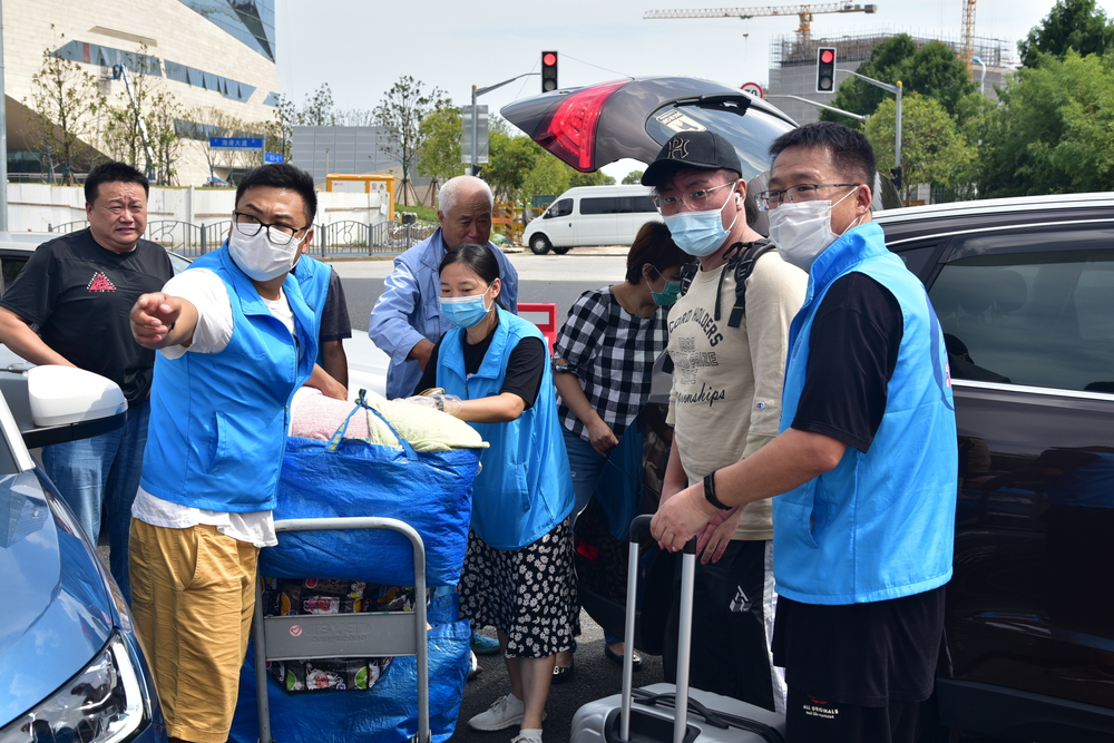 教職工志愿者幫助新生搬運行李