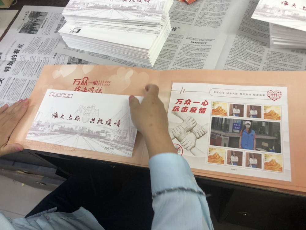 為參加志愿服務的教職工送上紀念冊