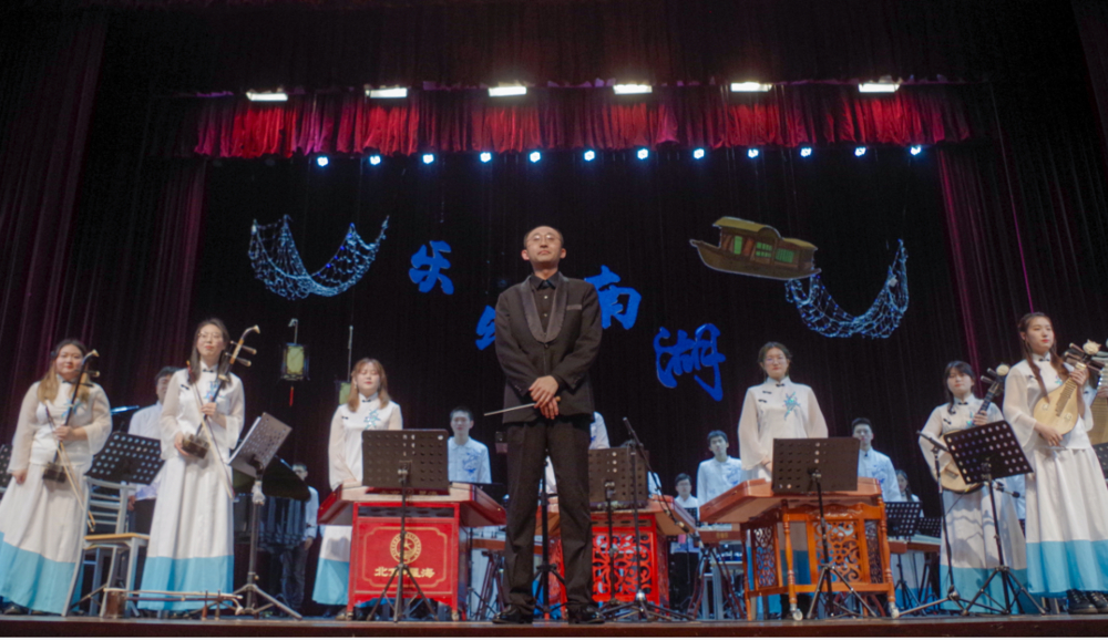 演奏《瑤族舞曲》《北京喜訊到邊寨》結束后謝幕