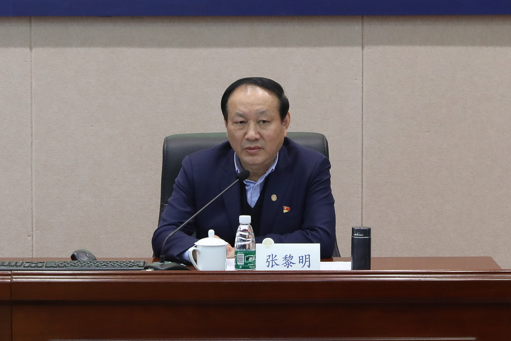 張黎明以“感悟黨的初心與使命”為題作輔導報告