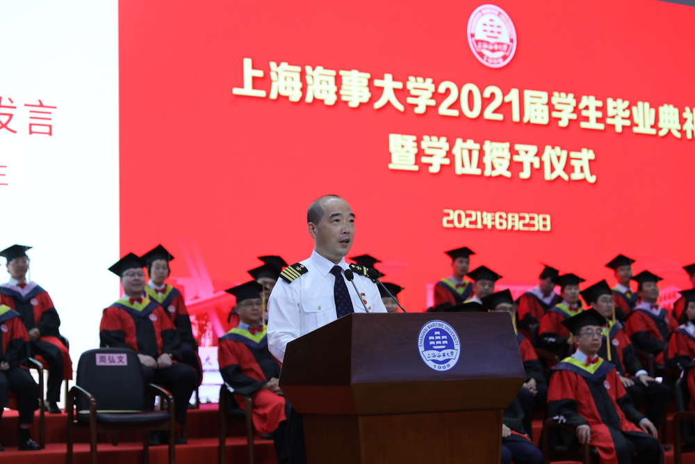 校友代表、1988級船舶駕駛專業畢業生、全國先進工作者、上海港高級引航員周弘文發言
