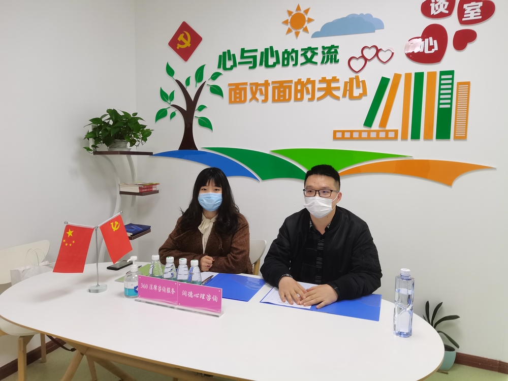 法學(xué)院新時(shí)代黨員先鋒實(shí)踐團(tuán)組織黨員為南匯新城鎮(zhèn)居民提供免費(fèi)法律咨詢服務(wù)