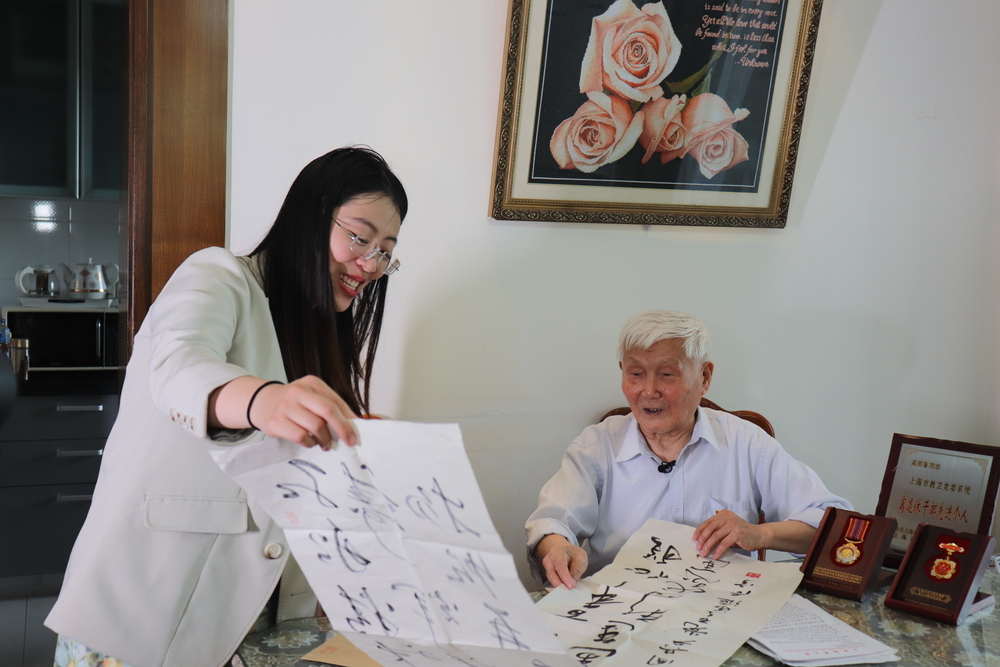 管理交工17級（大四）學生黨支部為奚國藩老同志送上學生慶祝建黨百年的書法作品