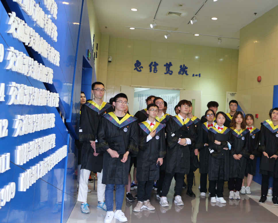 海洋環(huán)境與工程學(xué)院組織畢業(yè)生黨員在校史館上”實(shí)景黨課“