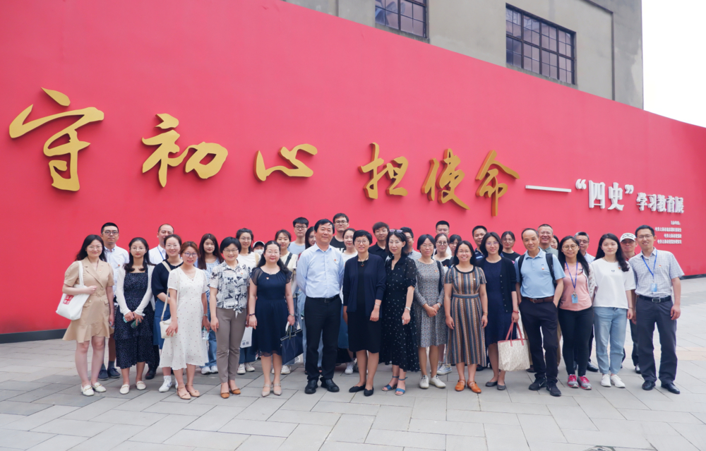 外國語學(xué)院黨委、產(chǎn)業(yè)聯(lián)合黨總支組織師生黨員參觀“四史”學(xué)習(xí)教育展