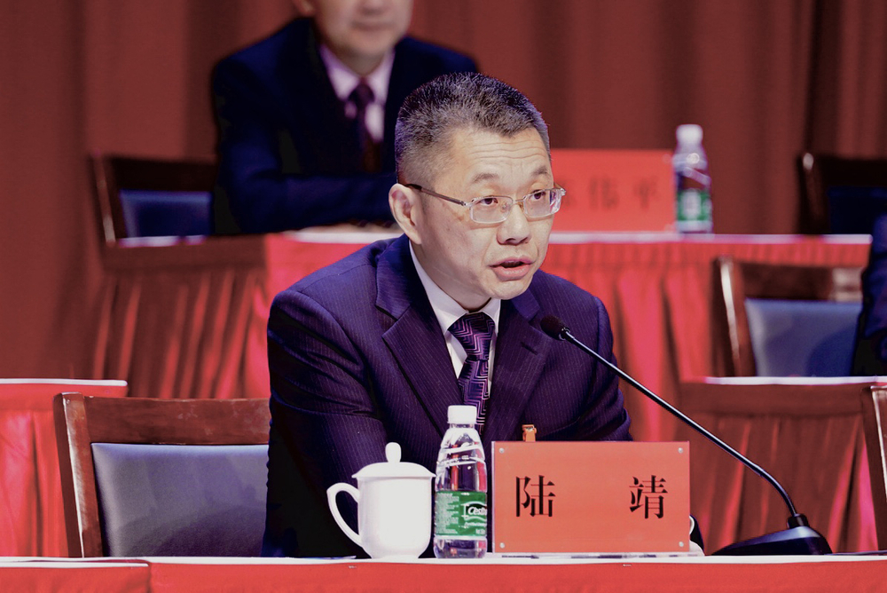 大會執(zhí)行主席陸靖同志主持大會